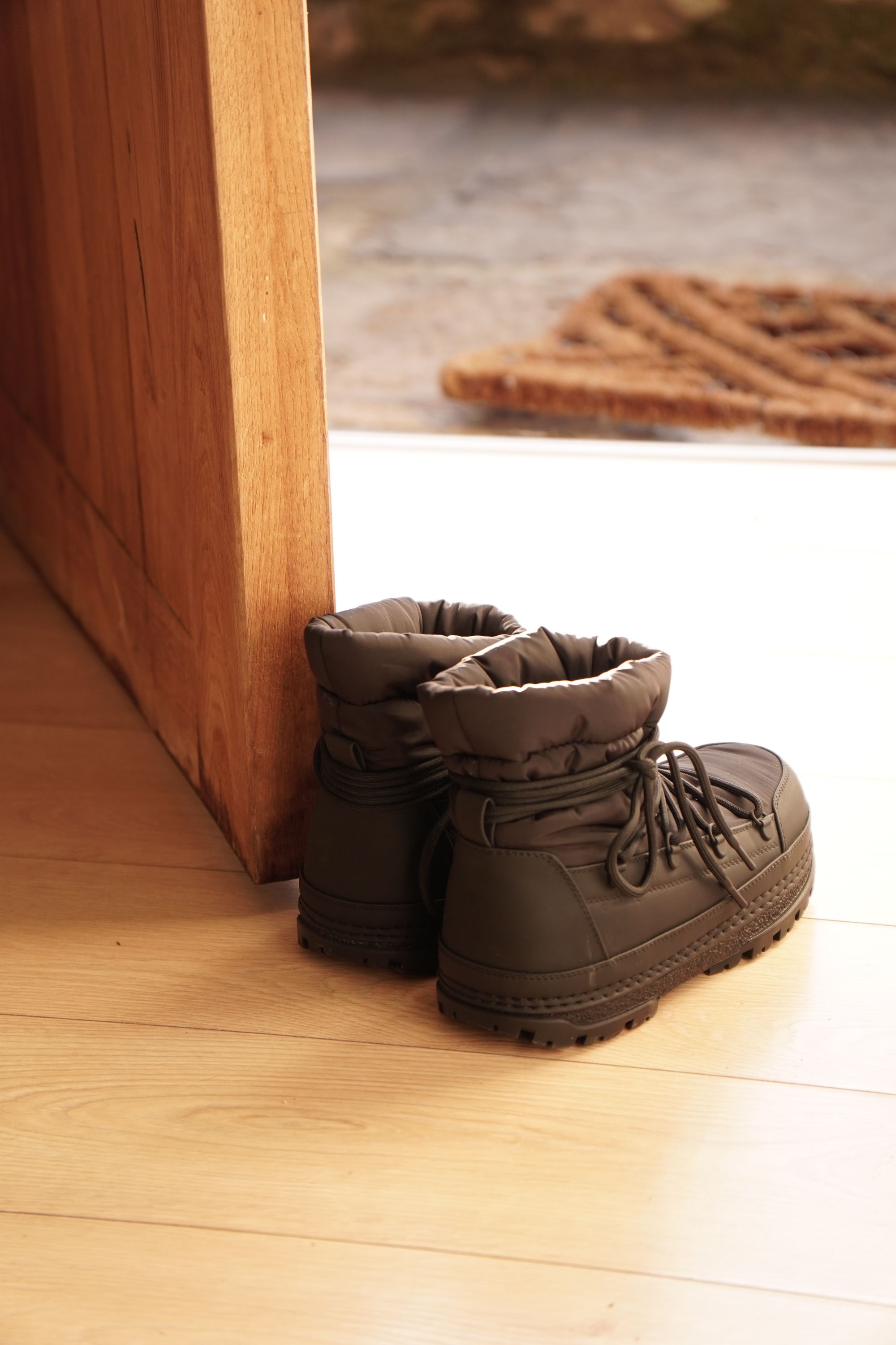 Illustrative Stiefel an einer Tür; kein SOTHING-Produkt abgebildet