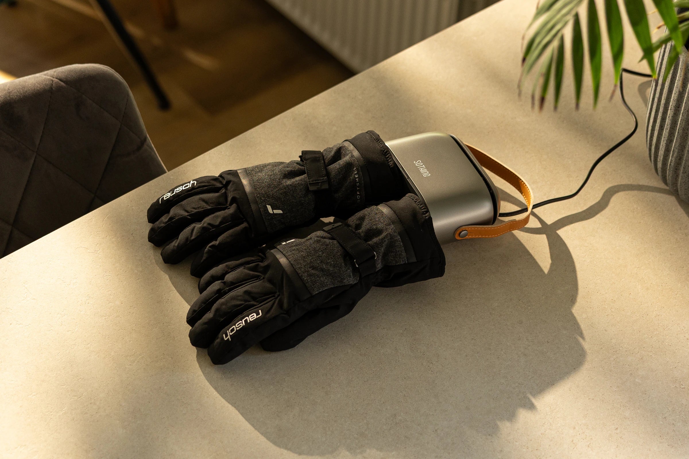 Originales Ultra Grey mit Winterhandschuhen; Handschuhpflegeetikett befolgen