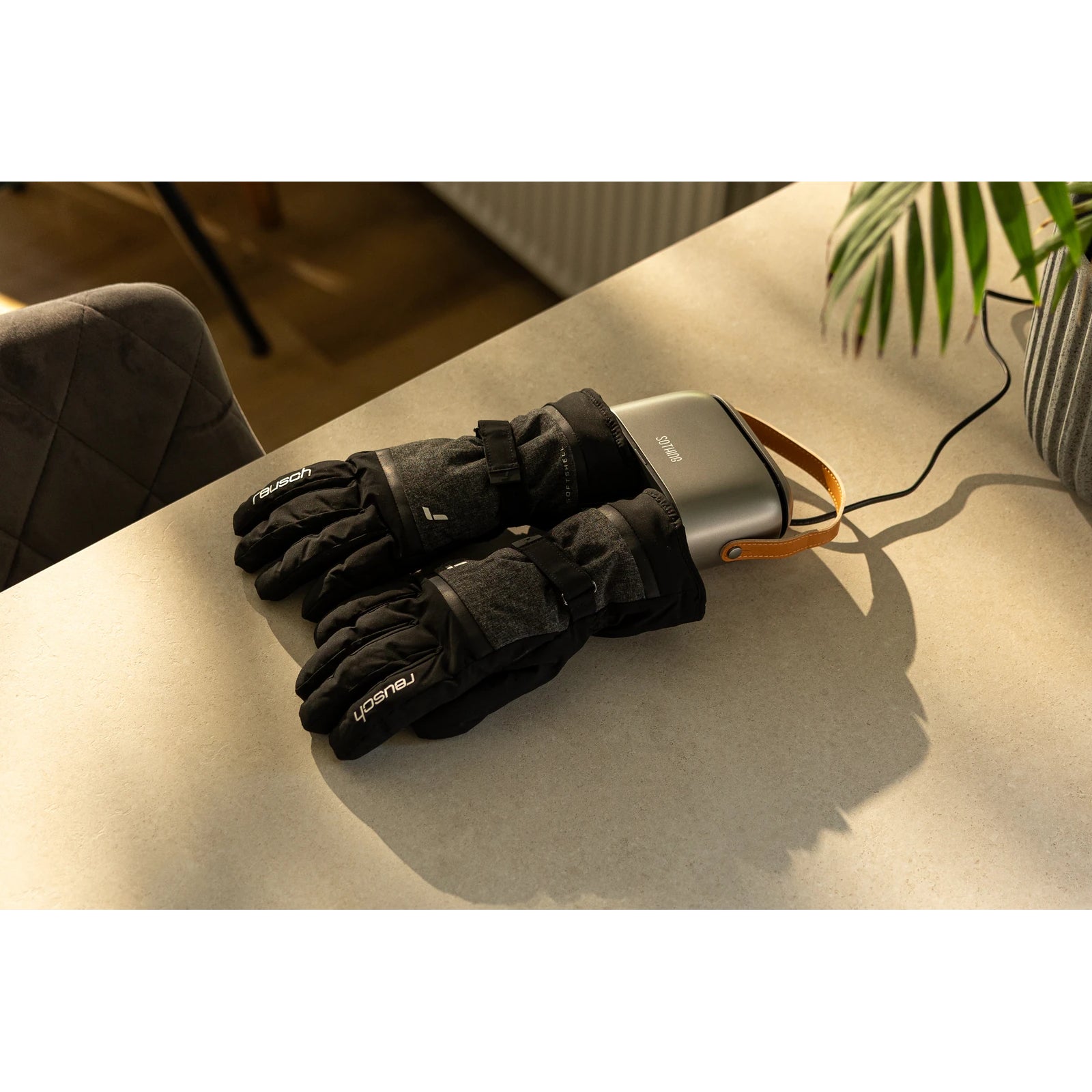 Originales Ultra Grey mit Winterhandschuhen; Handschuhpflegeetikett befolgen