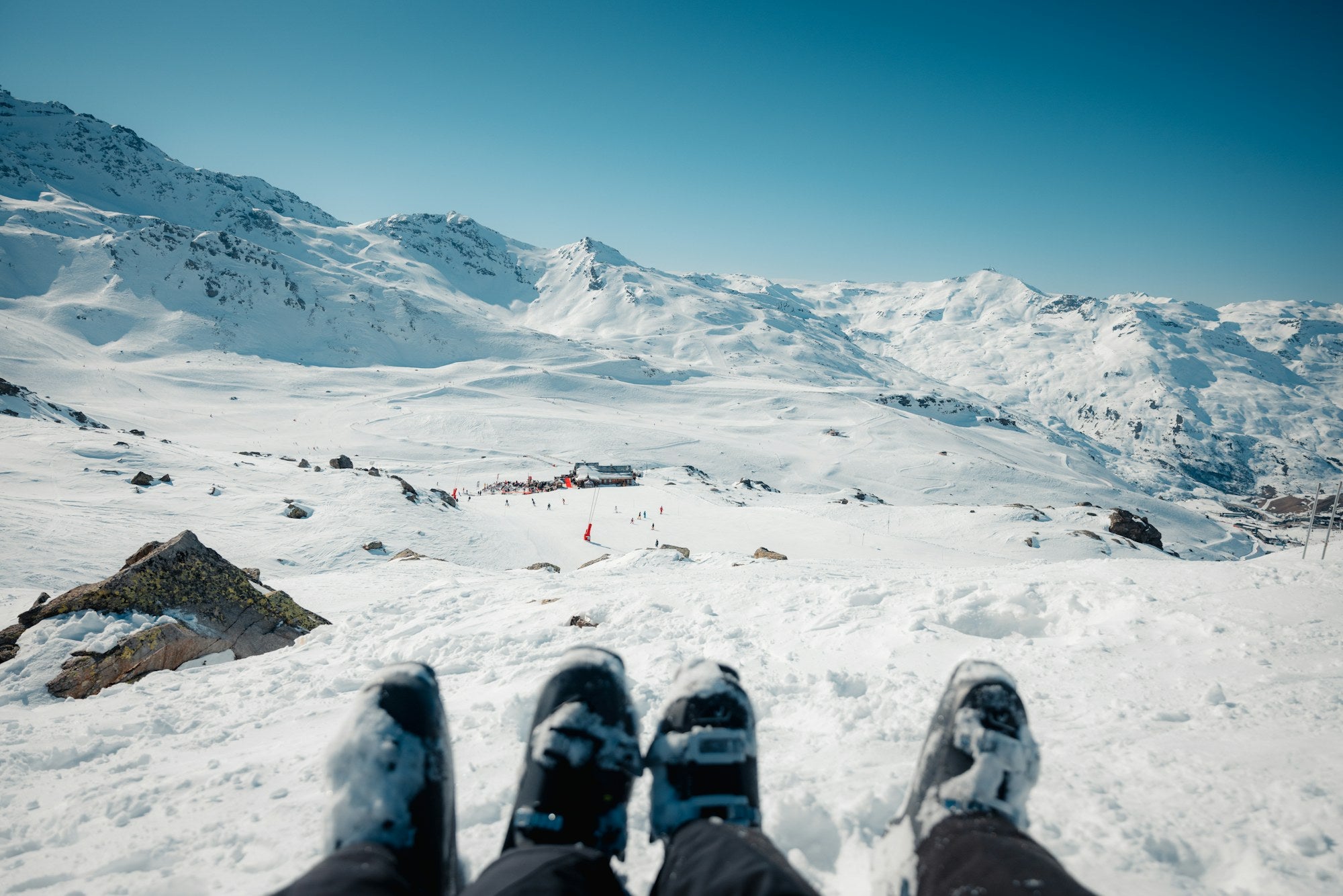 Skifahrer ruhen über einer schneebedeckten Alpenlandschaft